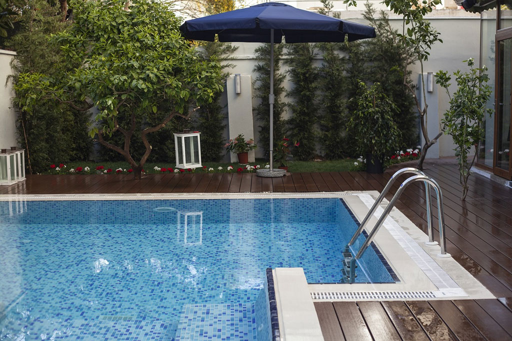 How Often Should a Swimming Pool Be Cleaned